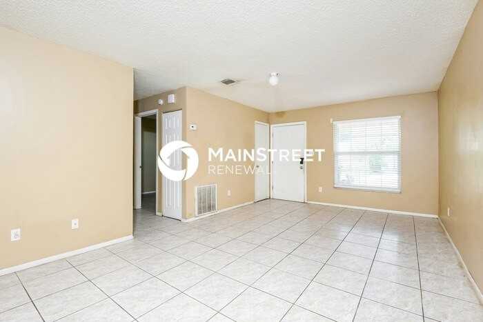 402 W 17th St - Photo 3 of 11