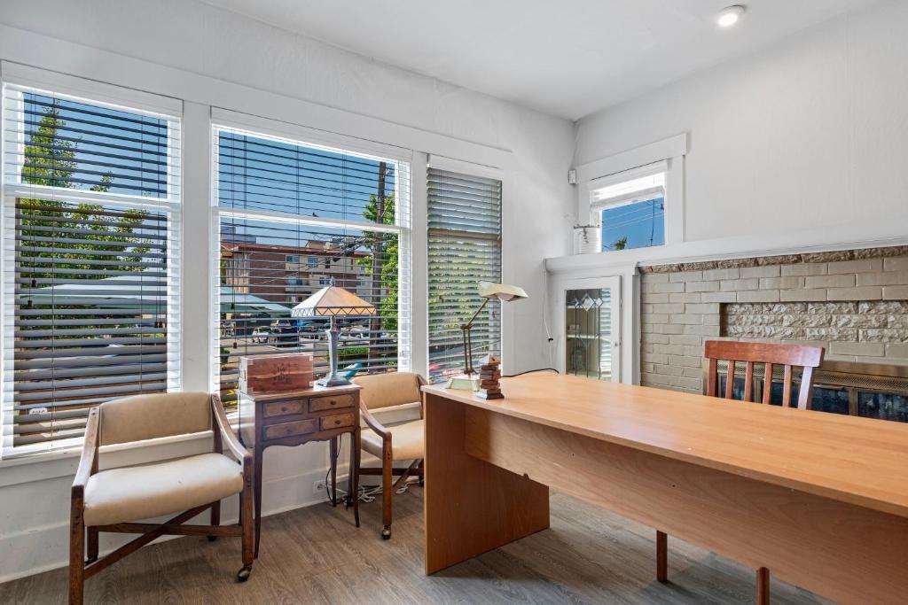 214 E Lynn St #NA - Photo 3 of 18