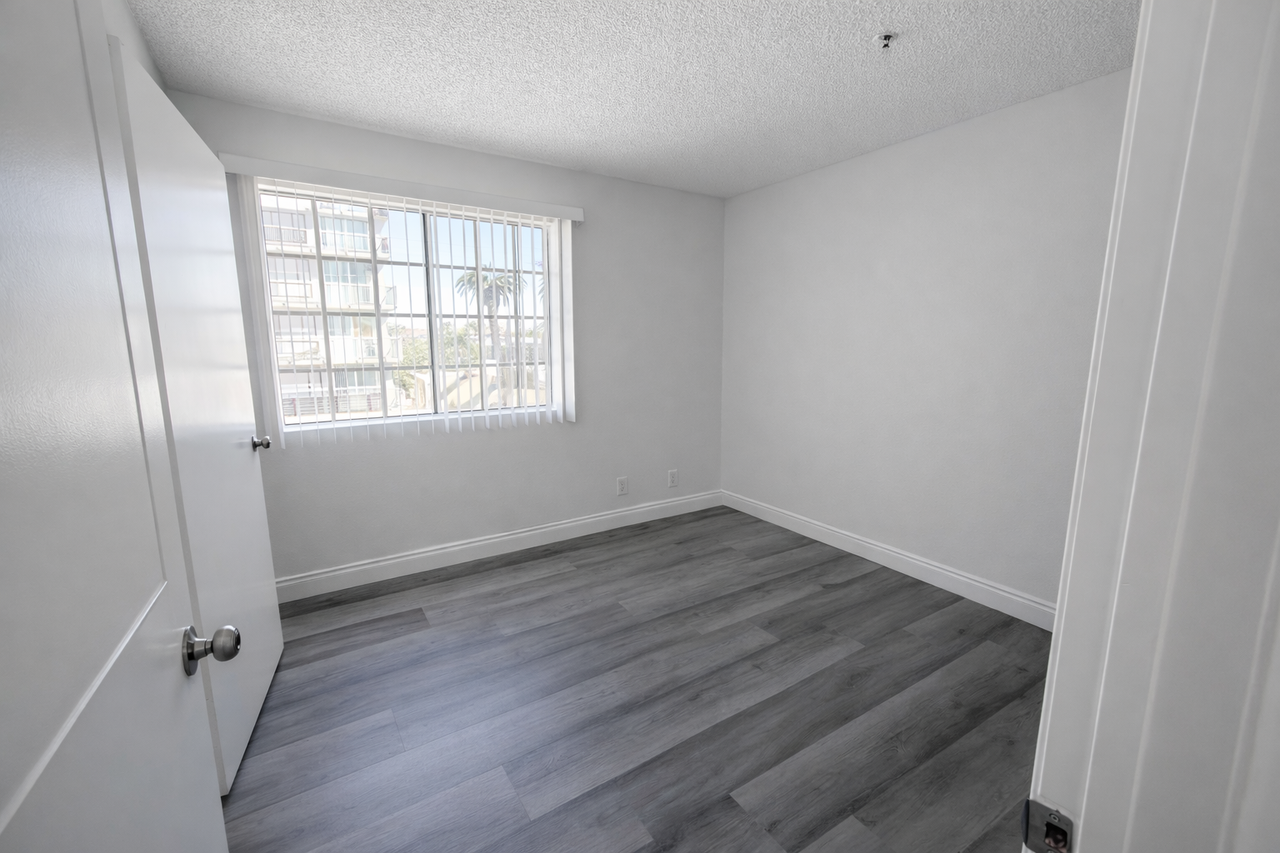 518 E 4th St #202 - Photo 4 of 7