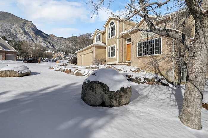 110 Balmoral Way - Photo 2 of 32