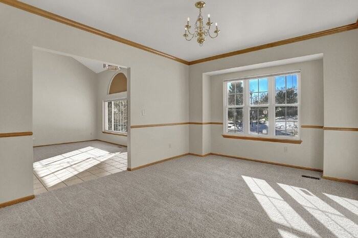 110 Balmoral Way - Photo 4 of 32