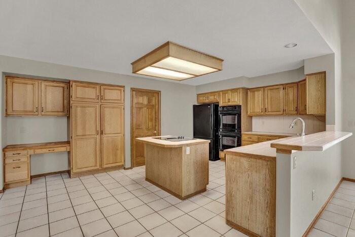 110 Balmoral Way - Photo 6 of 32