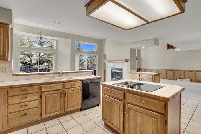 110 Balmoral Way - Photo 7 of 32