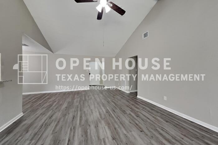 10210 Rippling Fields Dr - Photo 4 of 20