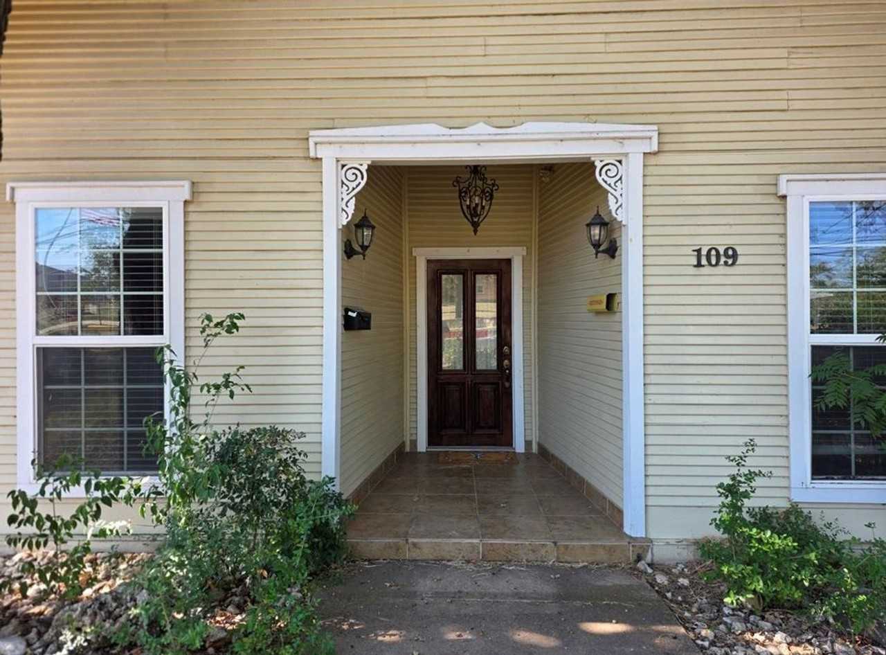109 W Travis St - Photo 2 of 23