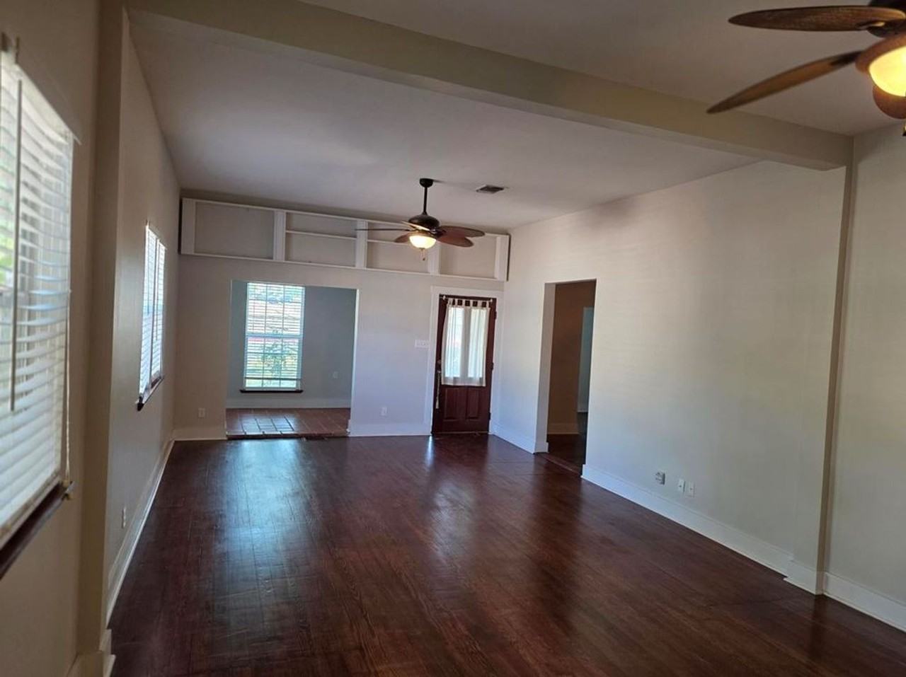 109 W Travis St - Photo 3 of 23
