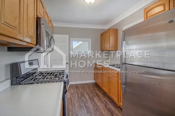 408 S Clemens Ave - Photo 4 of 19