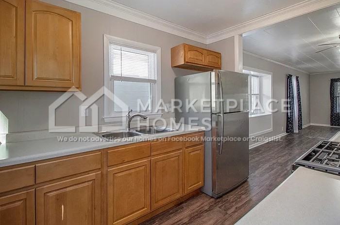 408 S Clemens Ave - Photo 5 of 19