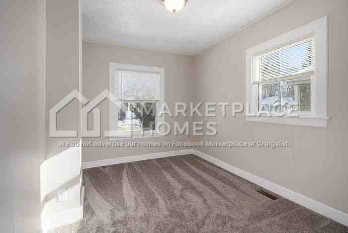 408 S Clemens Ave - Photo 7 of 19