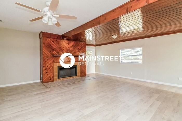 579 N Lake Ave - Photo 3 of 16