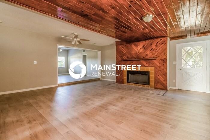 579 N Lake Ave - Photo 4 of 16