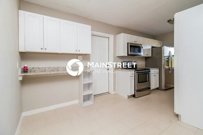 579 N Lake Ave - Photo 5 of 16