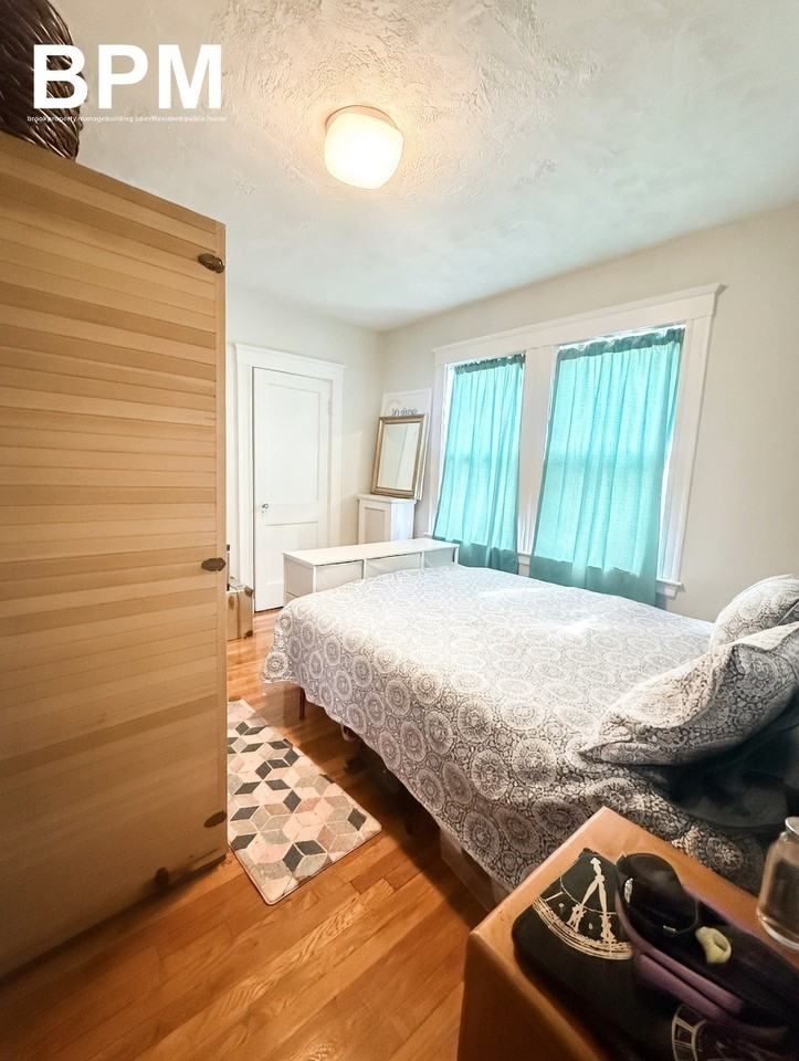 949 Adams St - Photo 5 of 7