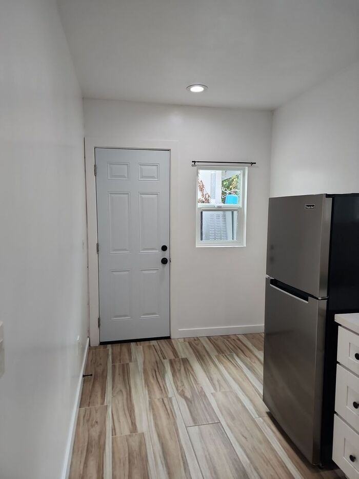 2413 L St - Photo 2 of 8