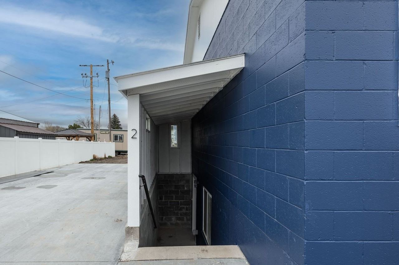 JR119L - Photo 2 of 50