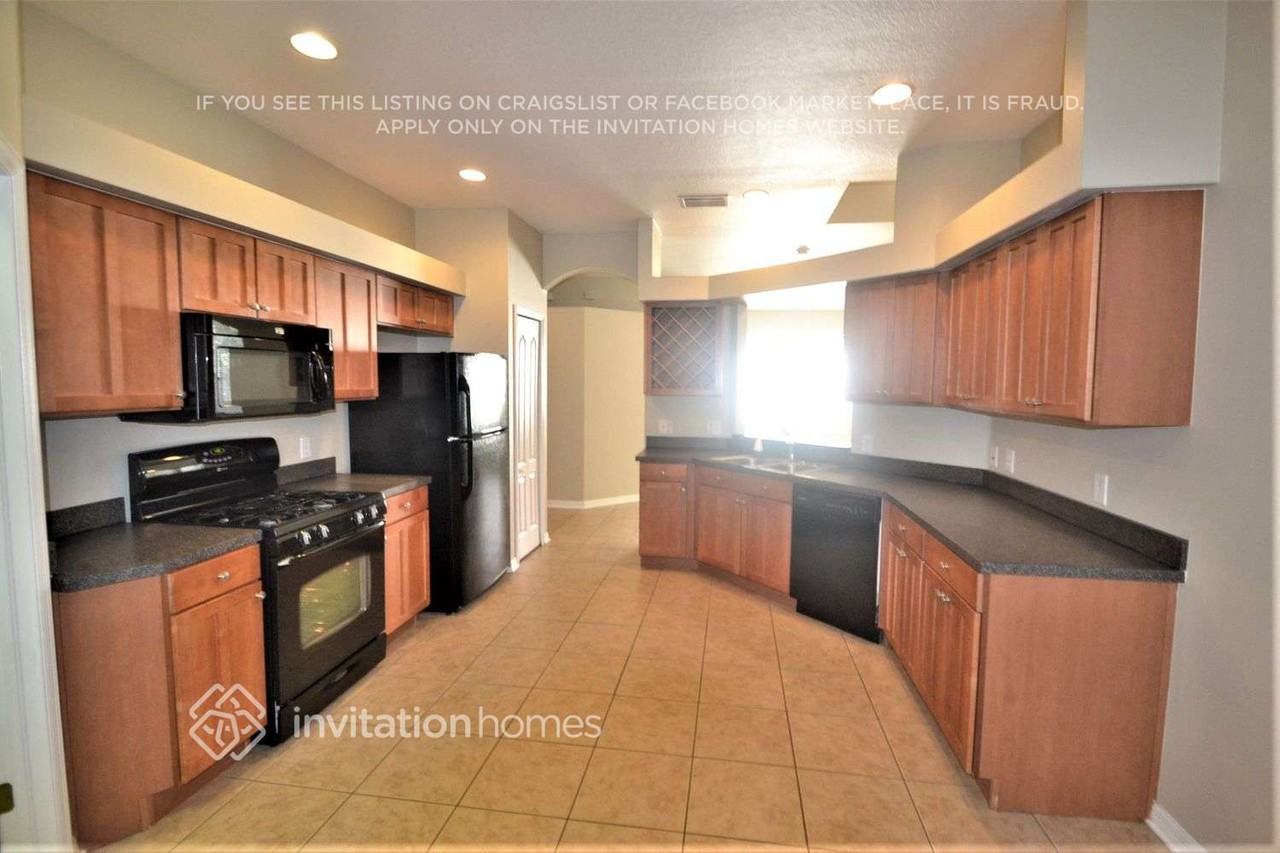 20016 Heritage Point Dr - Photo 3 of 17