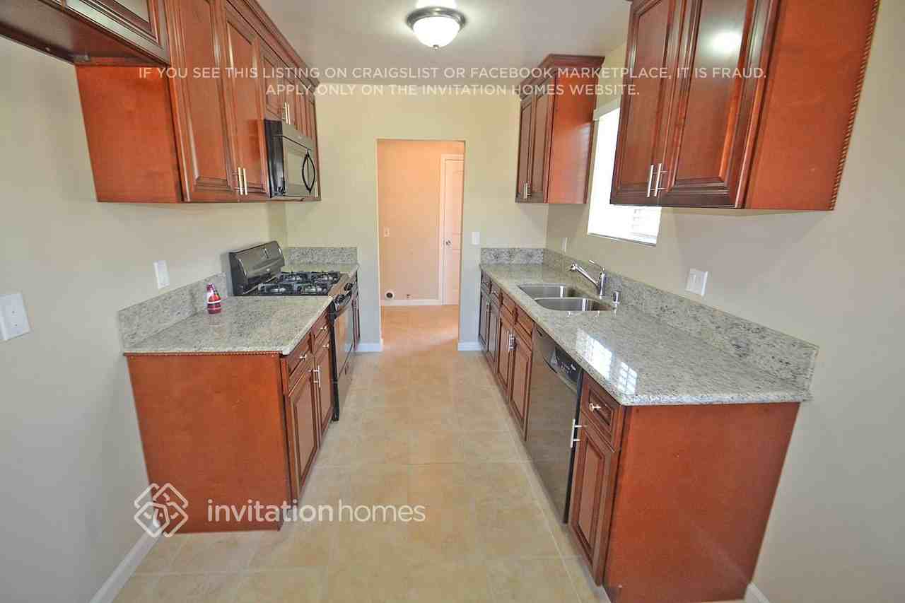 13946 Terra Bella St - Photo 3 of 9