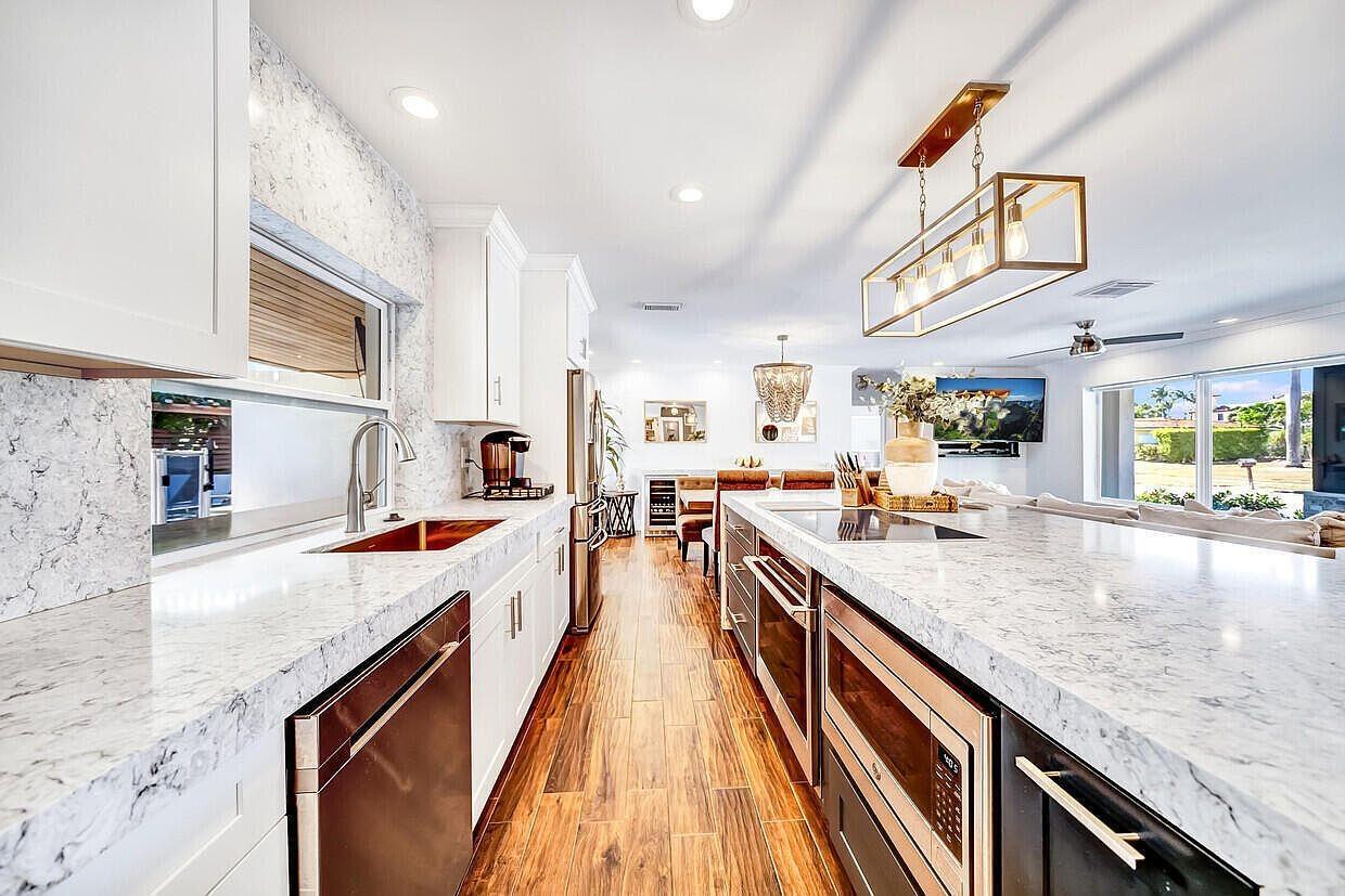 864 Appleby St - Photo 2 of 22