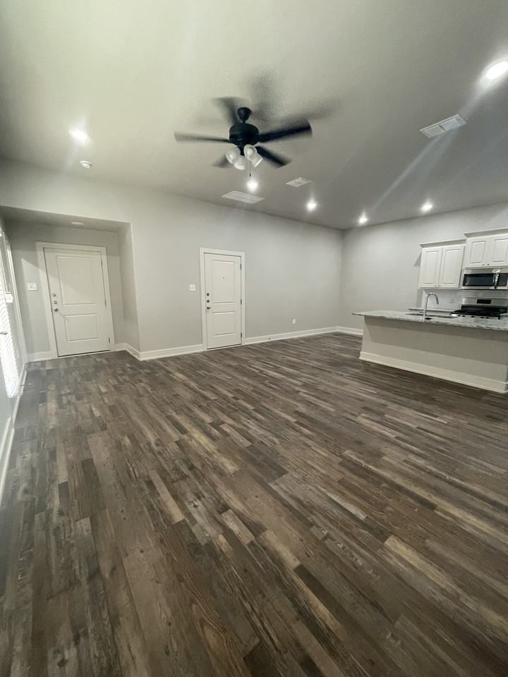 5520 122nd St - Photo 2 of 9