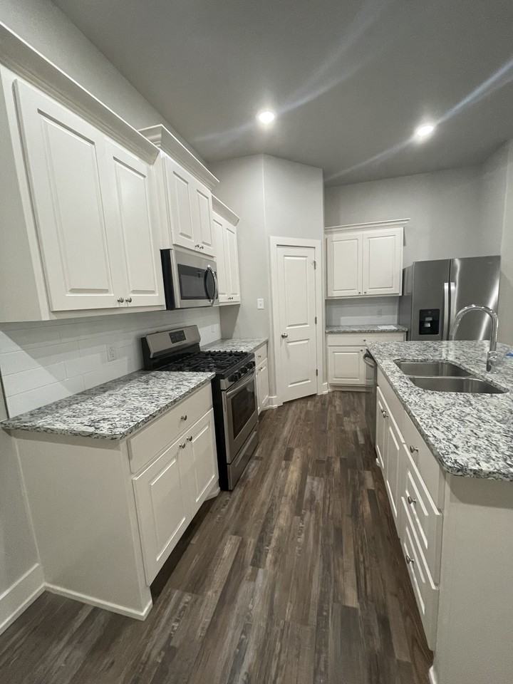 5520 122nd St - Photo 4 of 9