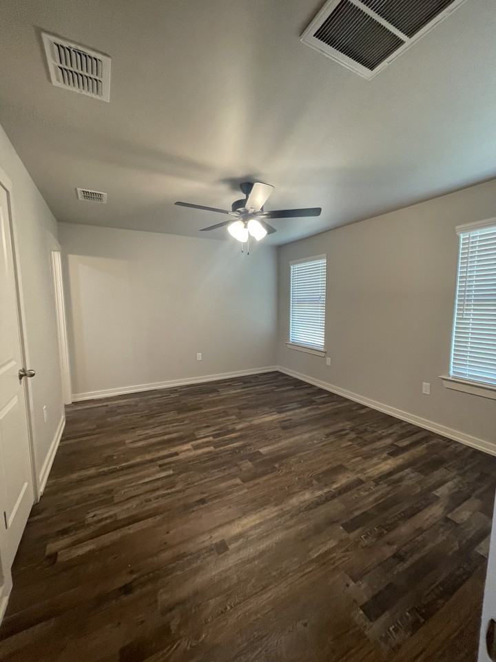 5520 122nd St - Photo 5 of 9