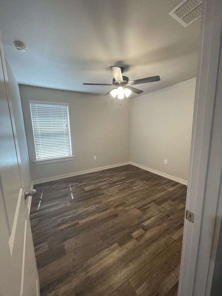 5520 122nd St - Photo 7 of 9