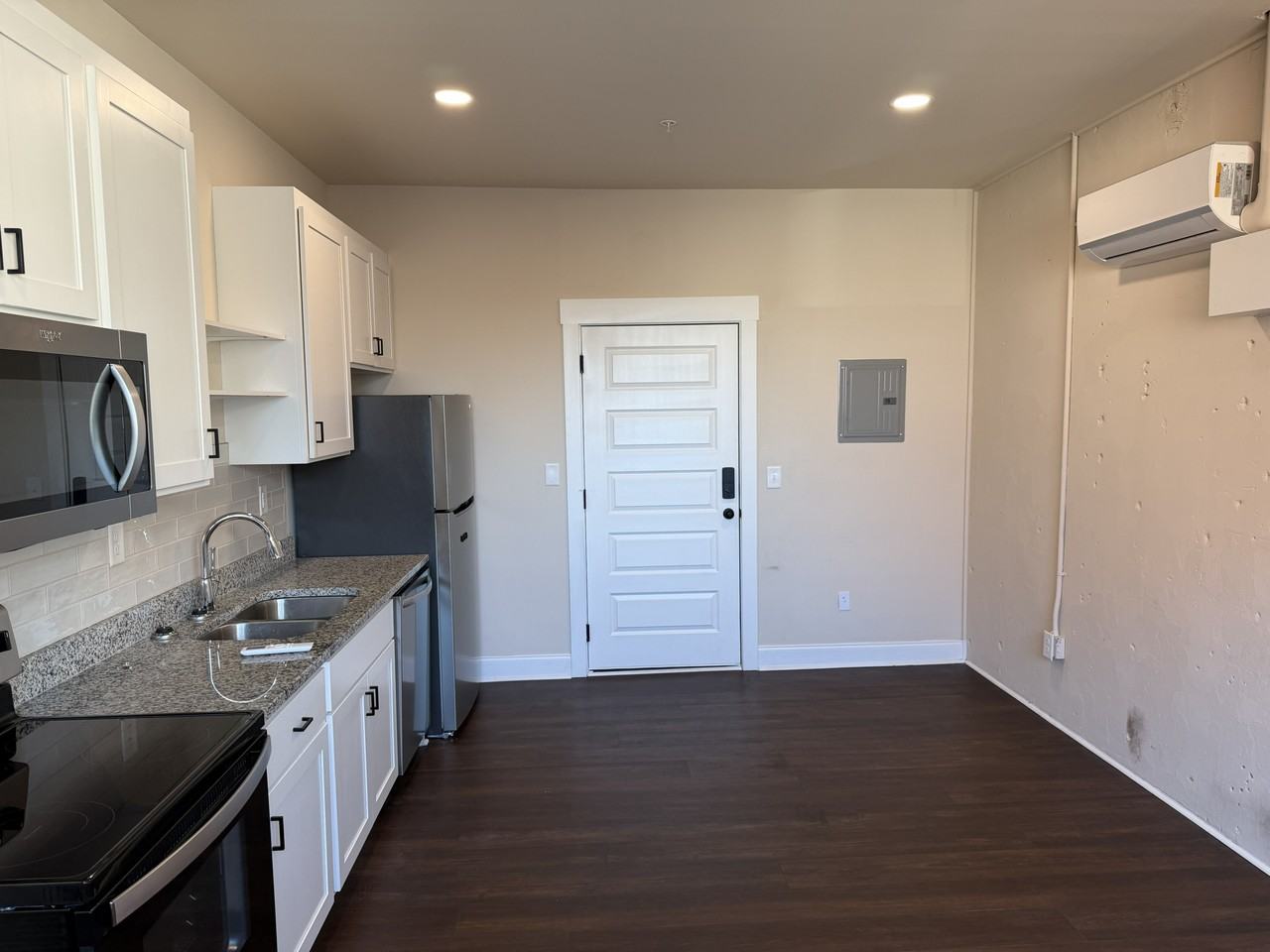 128 N Main St - Photo 3 of 13