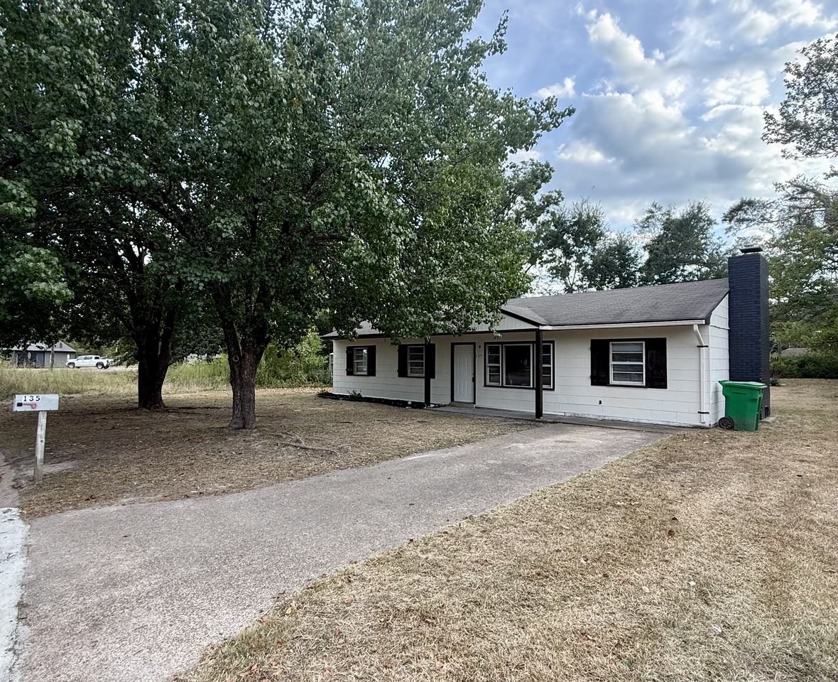 135 Maple St - Photo 2 of 11