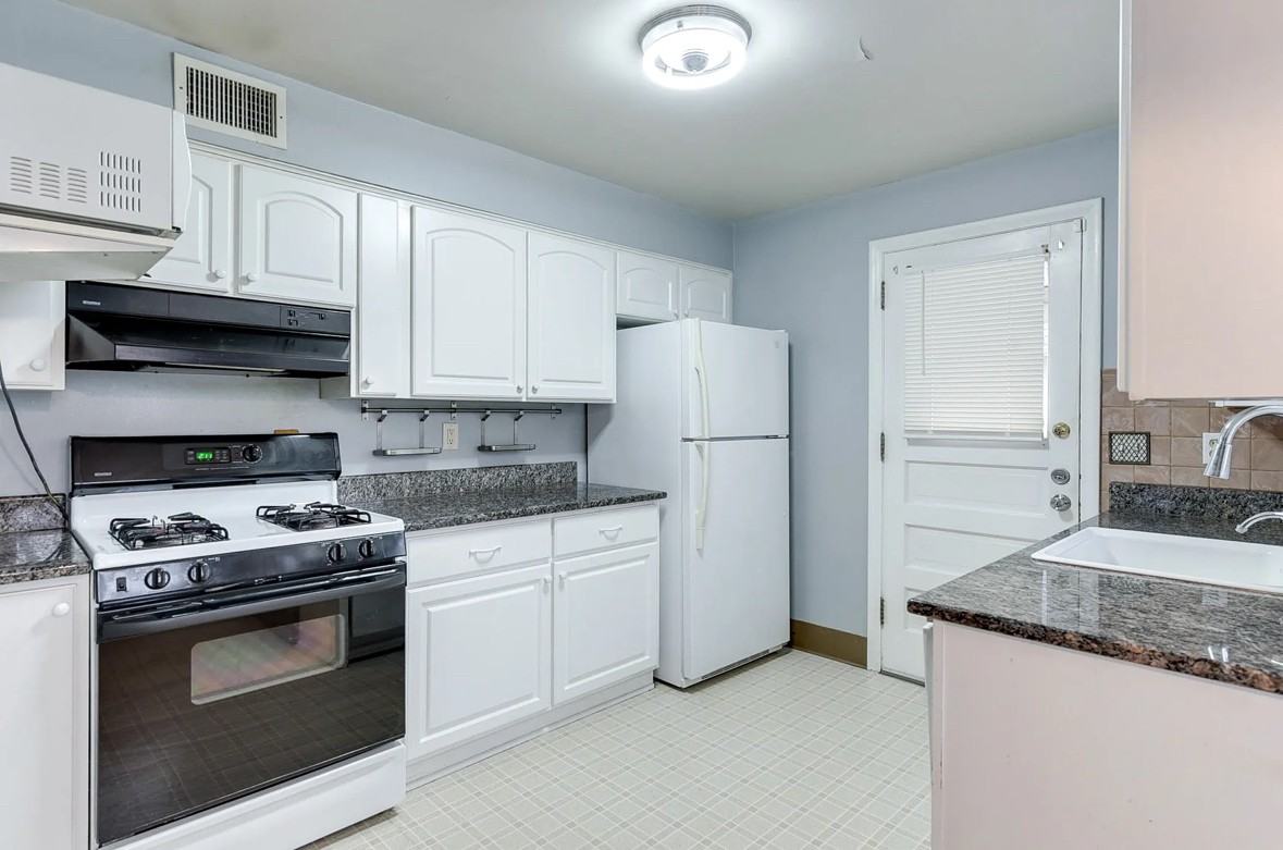 4967 Maple St - Photo 3 of 16