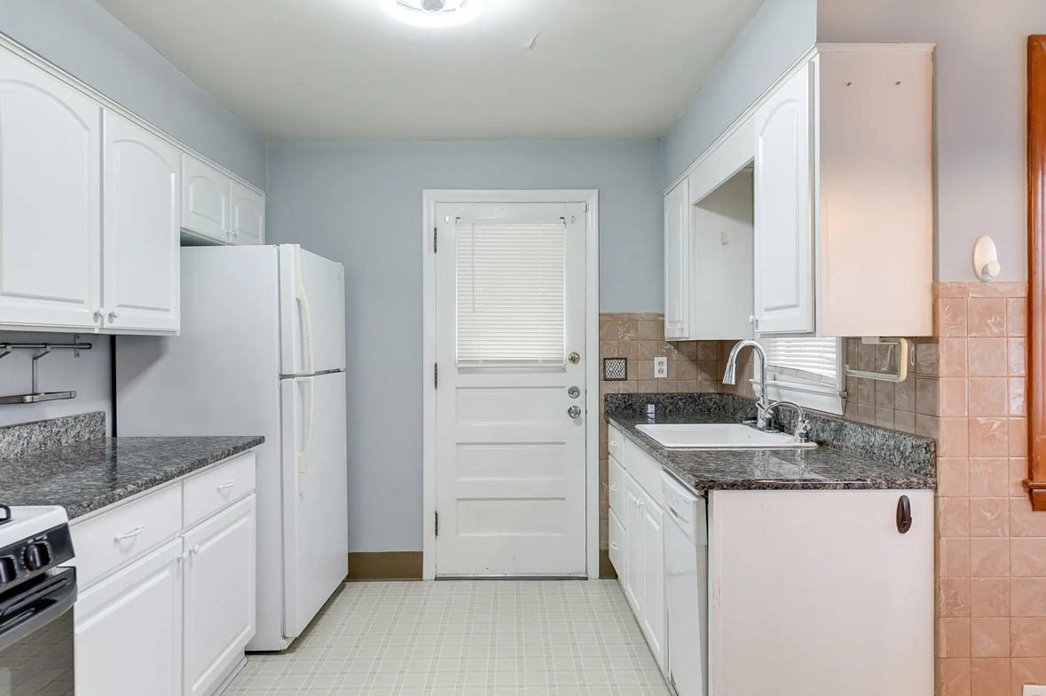 4967 Maple St - Photo 4 of 16