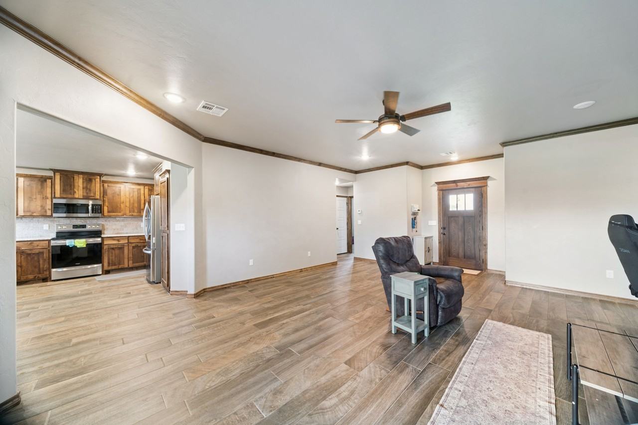 1138 Jones Ave - Photo 4 of 24