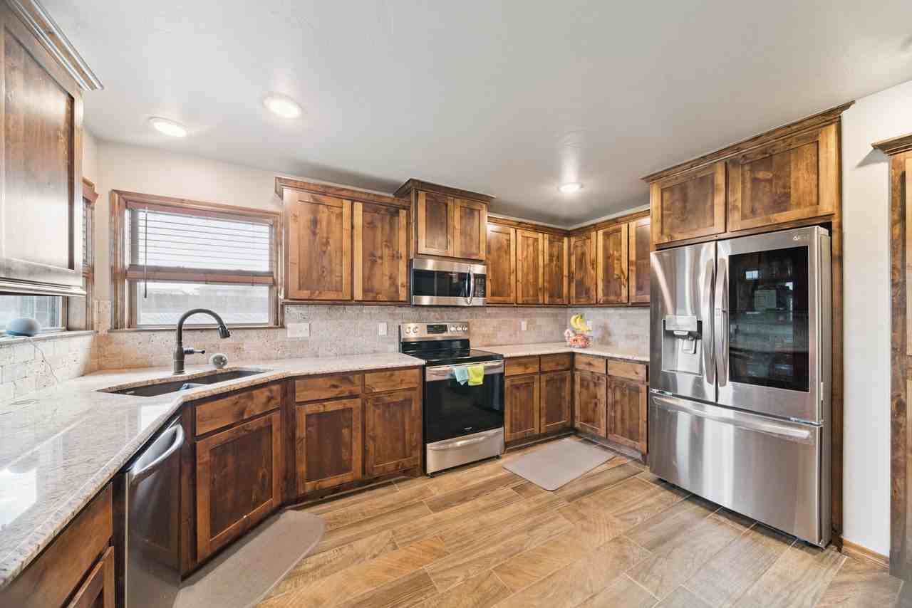 1138 Jones Ave - Photo 6 of 24