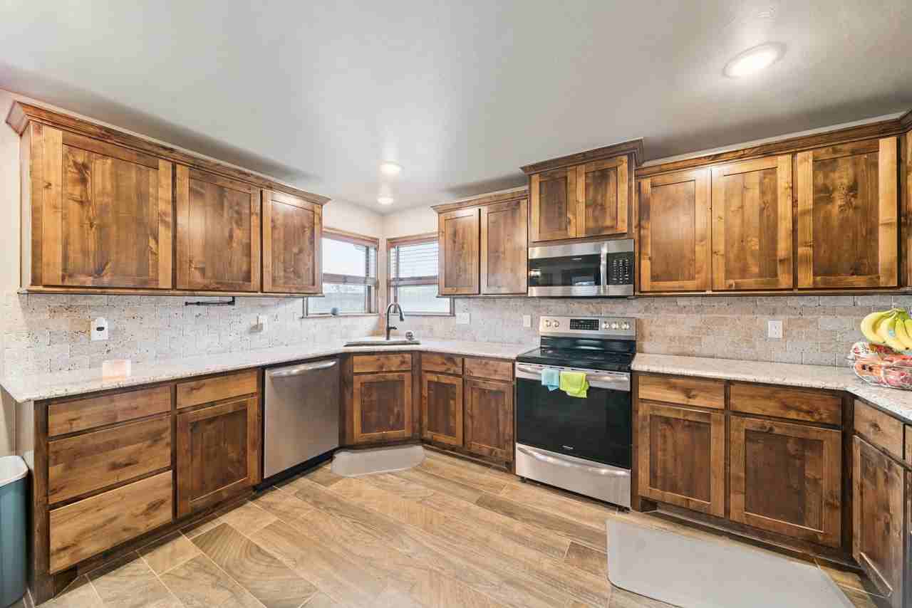 1138 Jones Ave - Photo 7 of 24