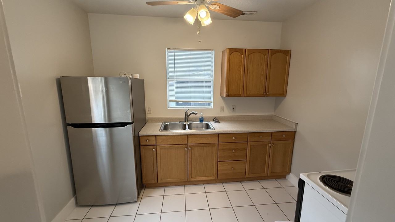 431 E 1st Ave #D - Photo 5 of 13