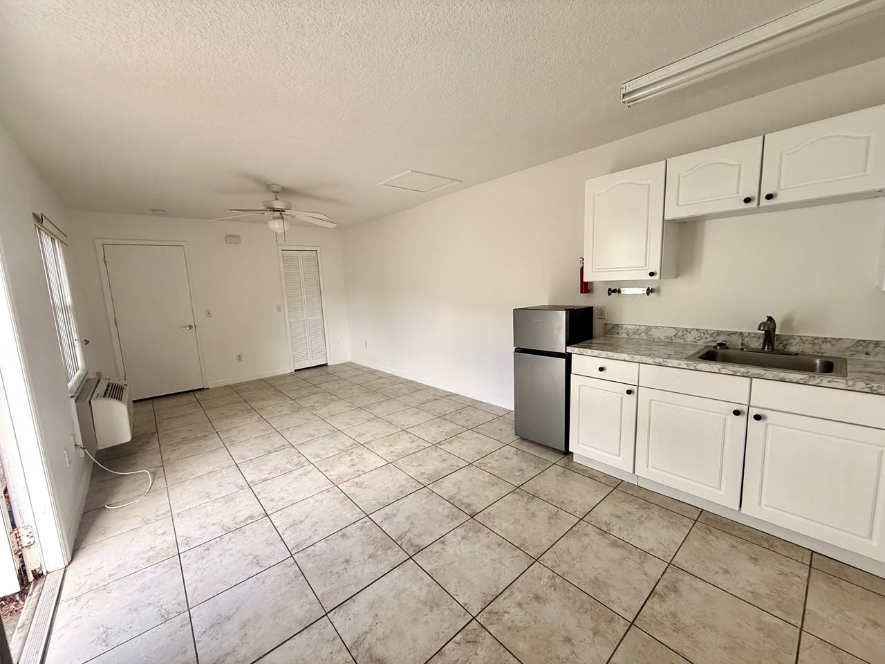 811 Orchid Dr #B - Photo 2 of 11