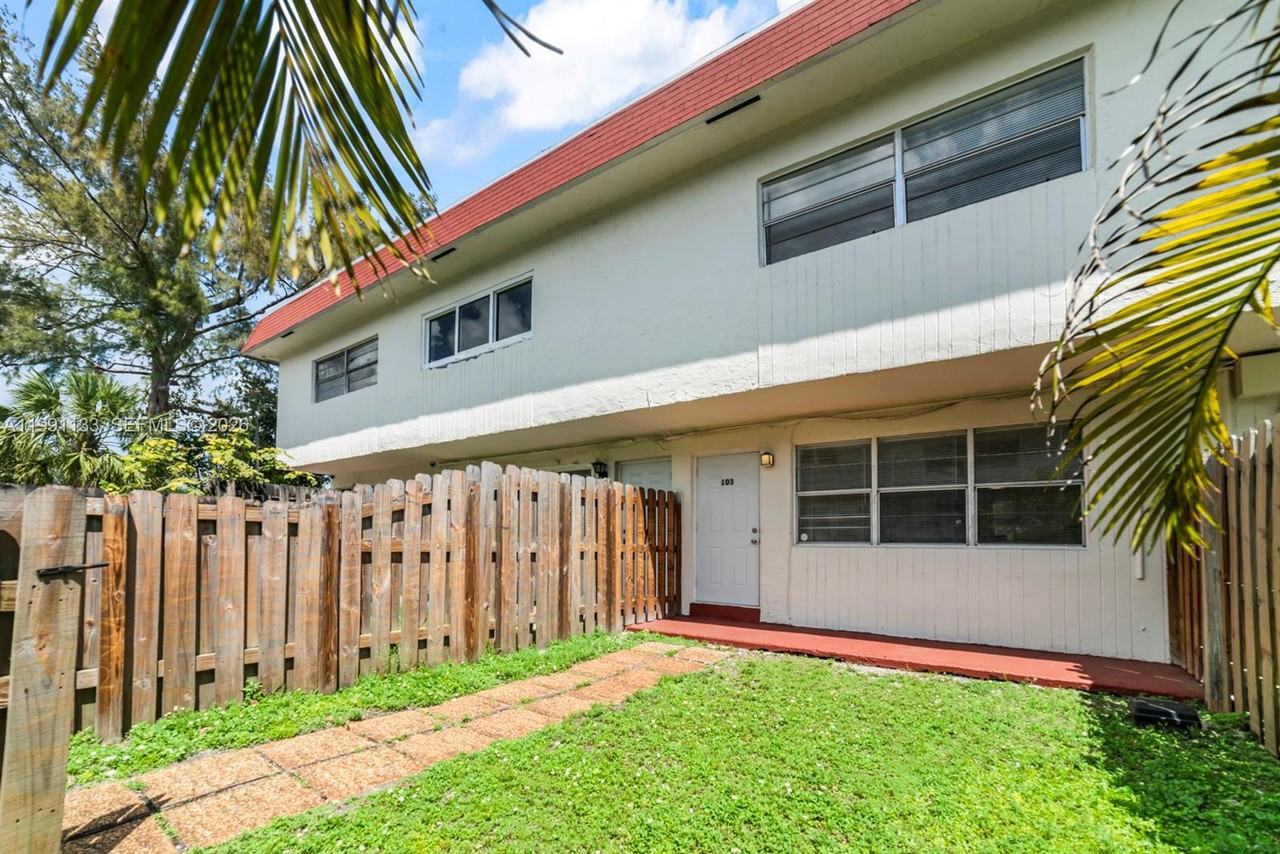 1560 Ne 151st St #103 - Photo 2 of 22