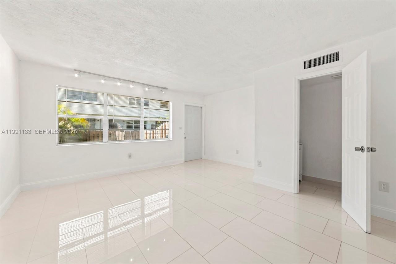 1560 Ne 151st St #103 - Photo 4 of 22