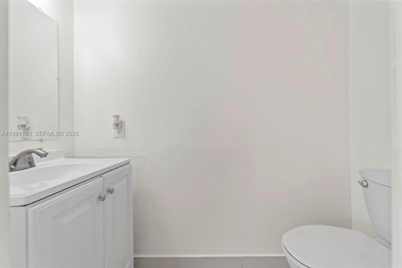 1560 Ne 151st St #103 - Photo 6 of 22