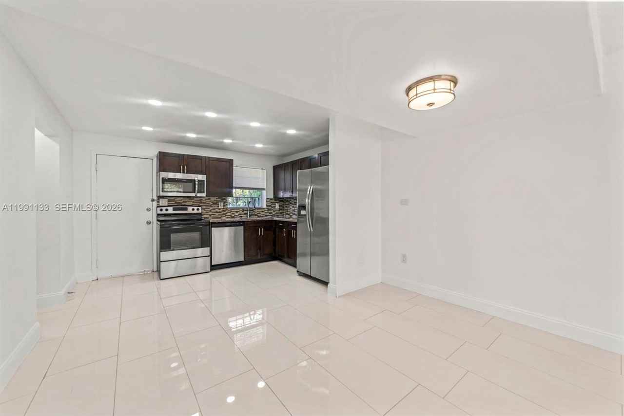 1560 Ne 151st St #103 - Photo 7 of 22