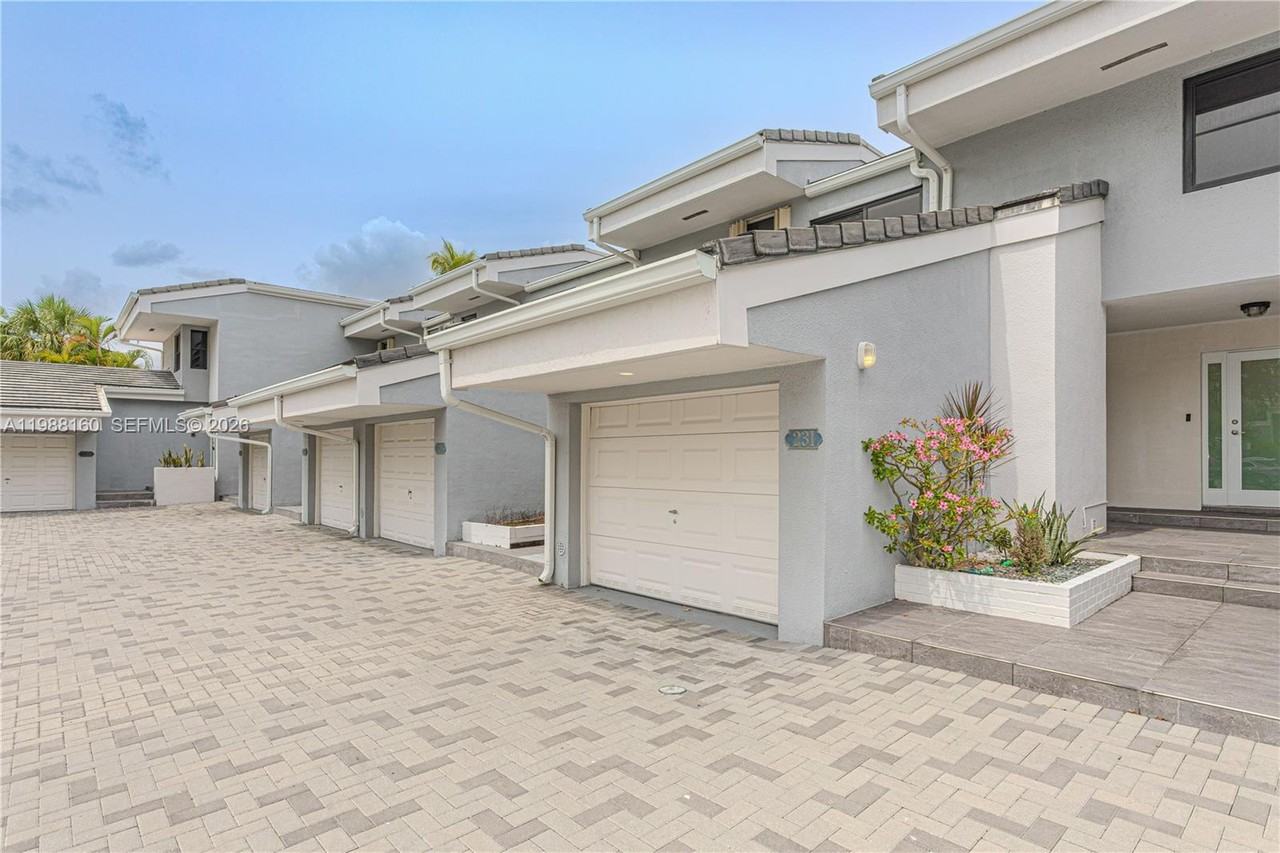 231 Poinciana Dr #401 - Photo 3 of 37