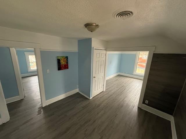 425 Stanley St - Photo 3 of 10