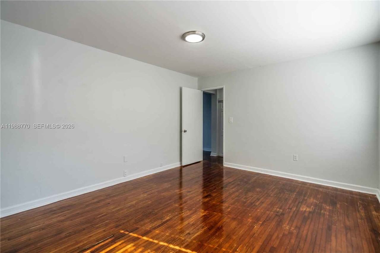 7931 East Dr - Photo 3 of 23