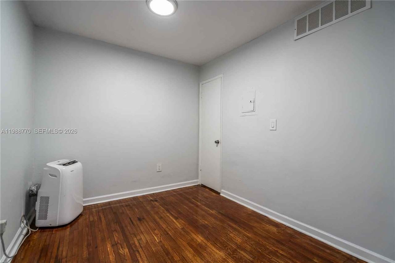 7931 East Dr - Photo 5 of 23