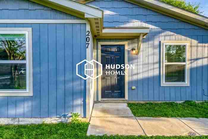 207 Robbins St - Photo 3 of 14