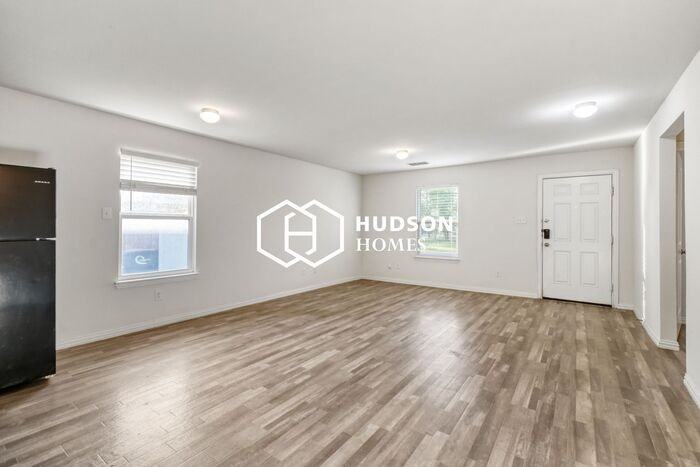 207 Robbins St - Photo 4 of 14