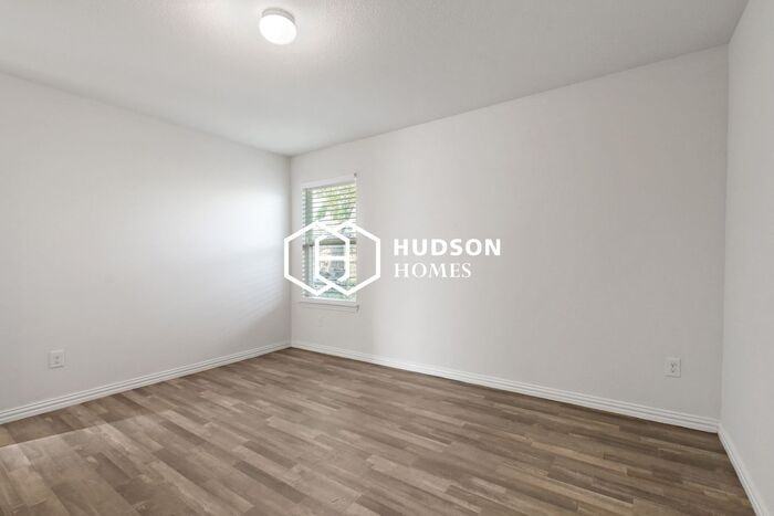 207 Robbins St - Photo 7 of 14