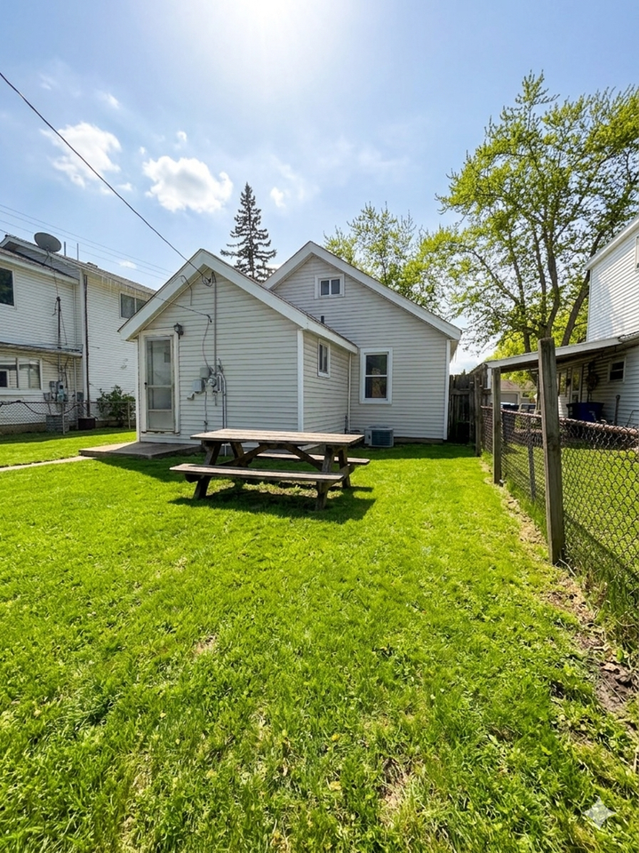 7286 Gilman St - Photo 2 of 21