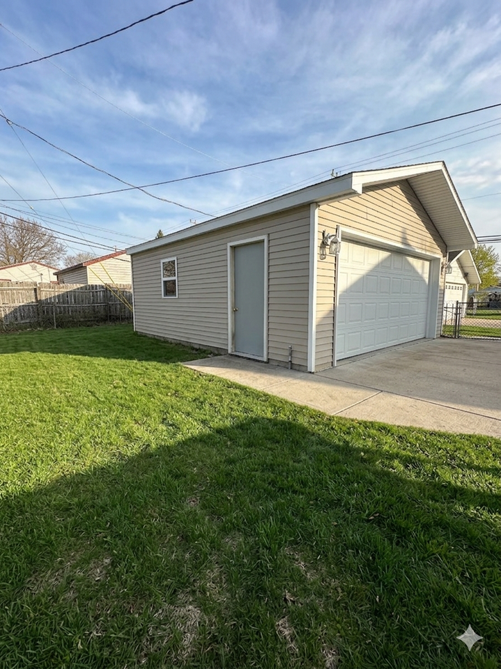 7286 Gilman St - Photo 3 of 21