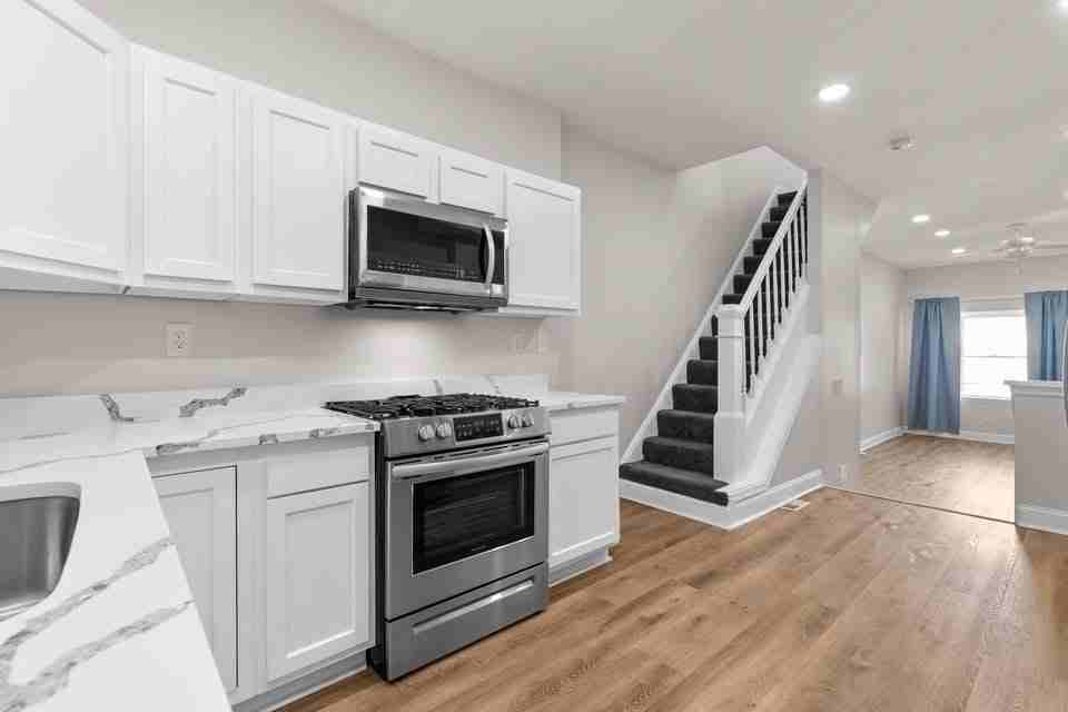 2429 Ashland Ave - Photo 2 of 20