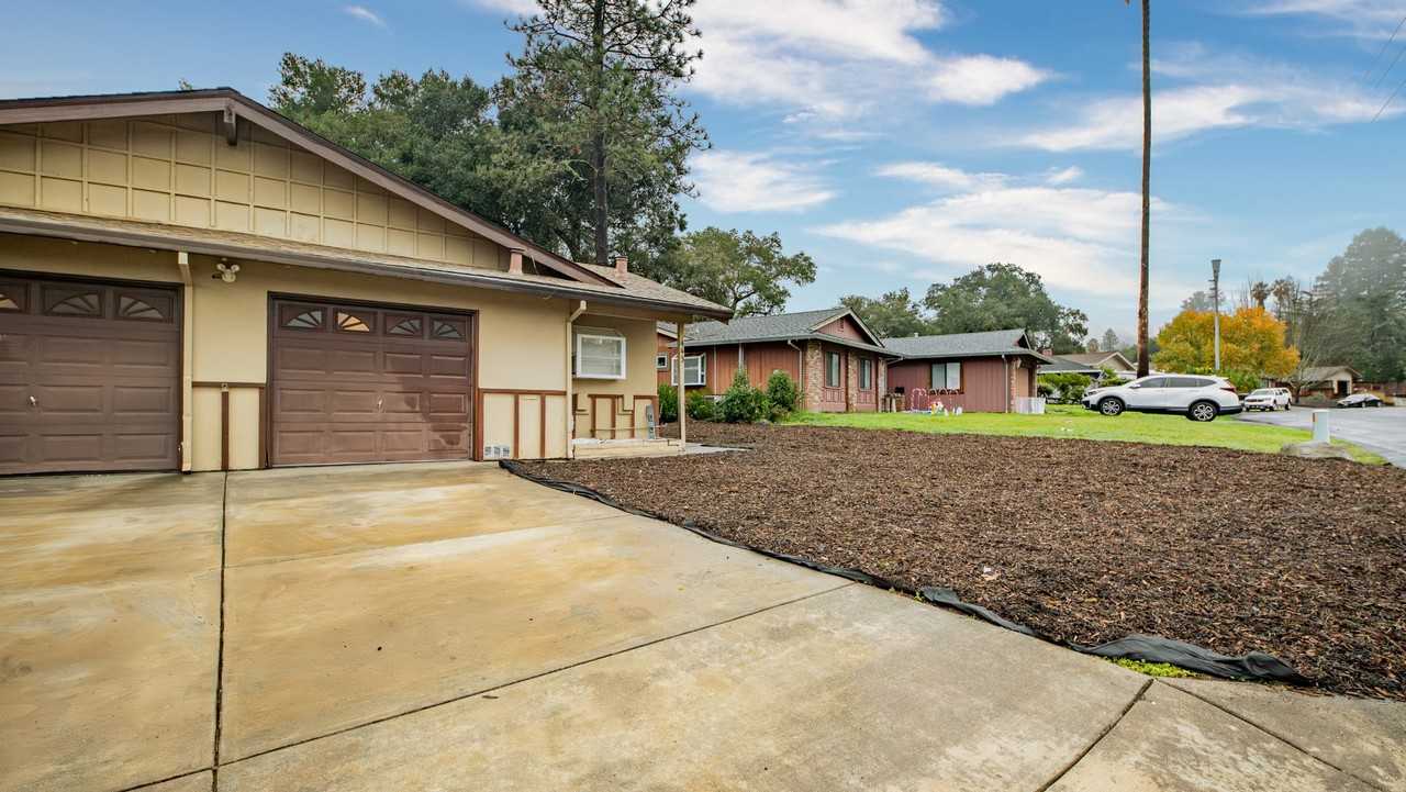 441 Pheasant Ln - Photo 2 of 20